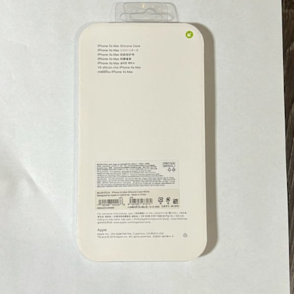 New iphone Xs Max White Silicone Case NWT - Picture 2 of 2